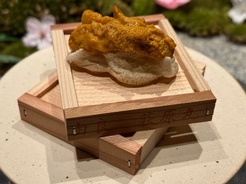 「由良 萩原丸」と焼き印のある木箱にのせた、メレンゲの上の雲丹