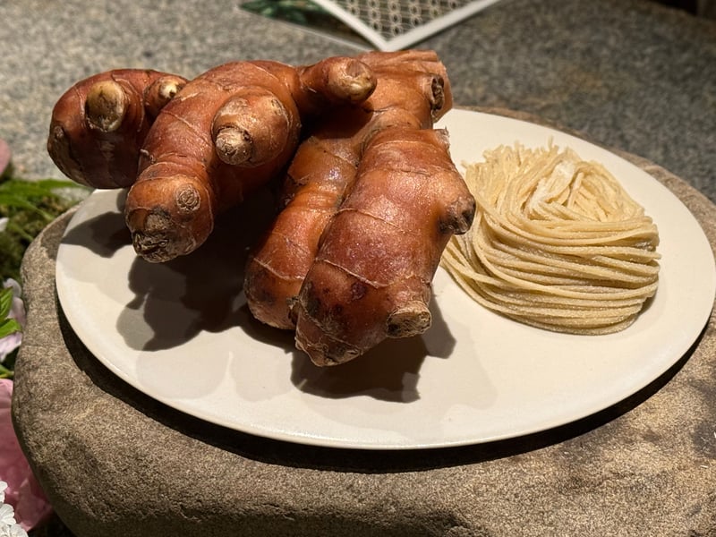 皿に並べた高知の生姜の塊と、生のスパゲティの束