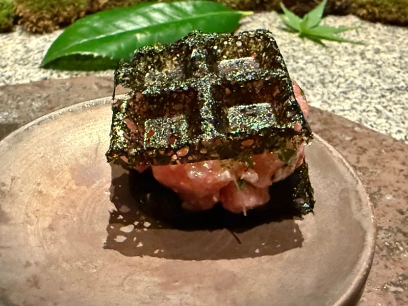 マグロのタルタルに、焼き印の模様が入った淡路の海苔をかぶせた一皿