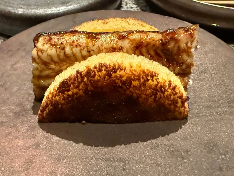 焼いたうなぎと、こんがり焼いたブリオッシュを並べた一皿