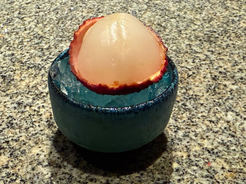 氷を詰めた青い器に、皮を剥いた宮崎のライチ
