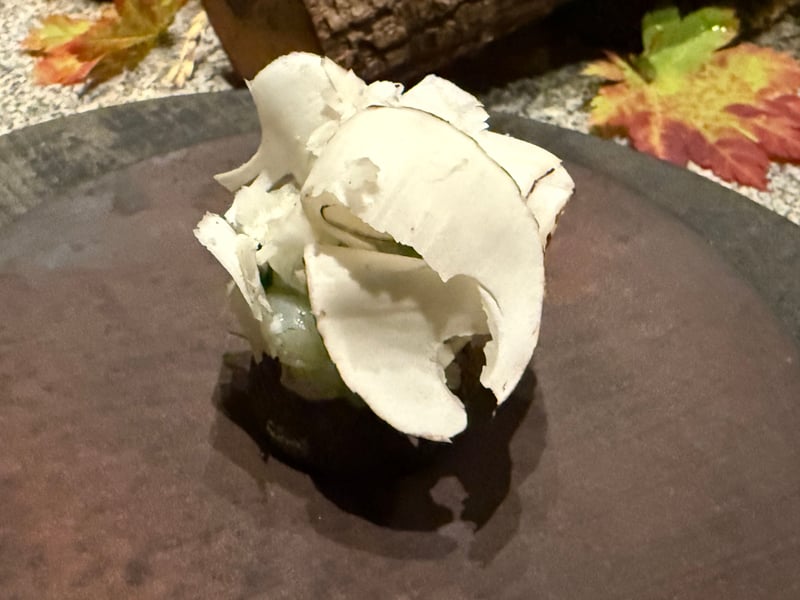 イカのタルタルの上に重ねた、生の松茸のスライス