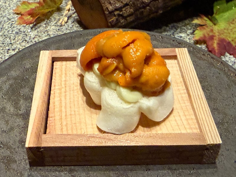 木枠の上、鷹峯のトマトのメレンゲとリコッタにのせたウニ