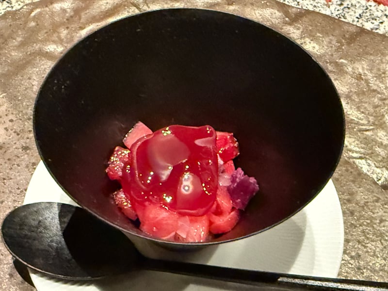 黒い椀に盛った燻製のマグロと、ビネガーのゼリー、赤玉ねぎ