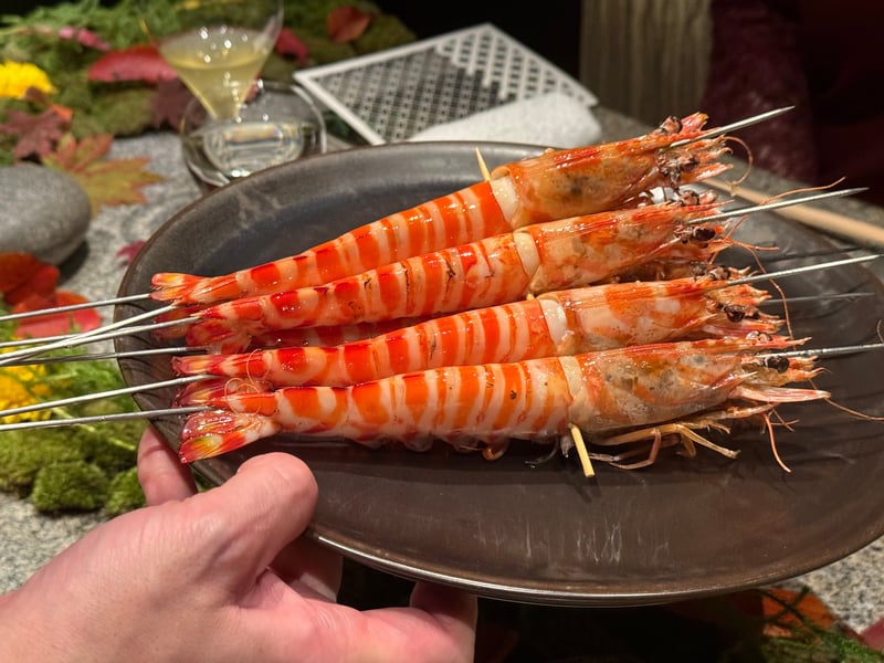 金串を打って焼き上げた車海老を4本まとめて見せる