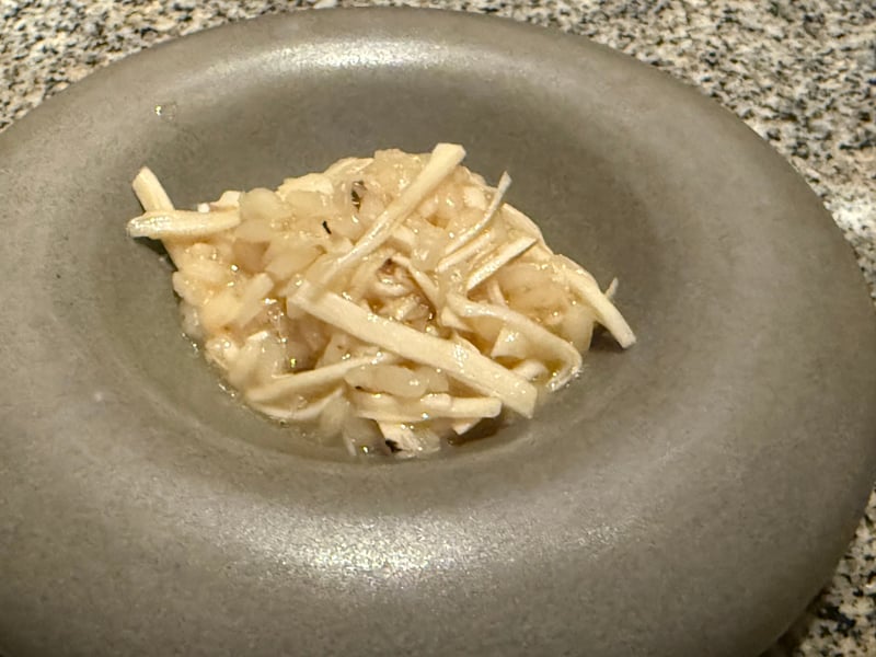 椀によそった松茸のおじやと、上に重ねた松茸