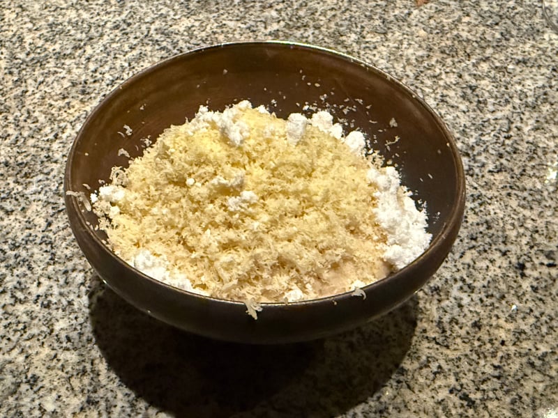 茶色い鉢いっぱいに盛られたヘーゼルナッツのパウダー