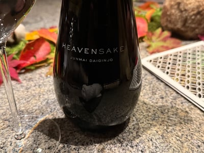 HEAVENSAKE 純米大吟醸の黒いボトルとグラス