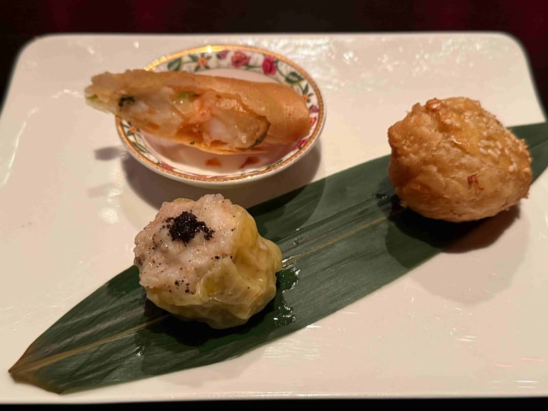 トリュフのせ焼売、蟹肉入りパイ、エビ春巻の点心