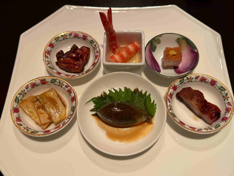 広東式釜焼き叉焼をはじめとする前菜六種の盛り合わせ