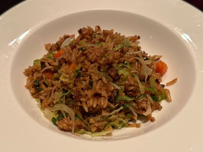 牛肉のそぼろとレタスの千切り、青葱と人参を混ぜた醤油色の炒飯