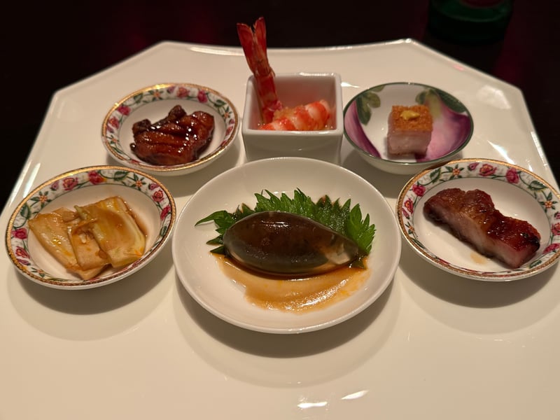 六品の前菜を一枚の皿に。魚のジャスミン茶燻製、才巻海老、豚肉のクリスピー焼き、フェンネルのマリネ、ピータンのゼリーよせ、叉焼