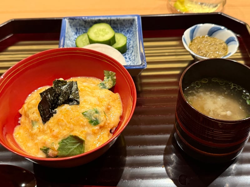朱の丼に蟹の玉子とじ。海苔と三つ葉。香の物と味噌汁を添えた膳