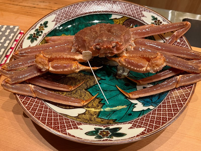 九谷の大皿に本ズワイガニを一杯、脚を広げて。爪にタグが付く