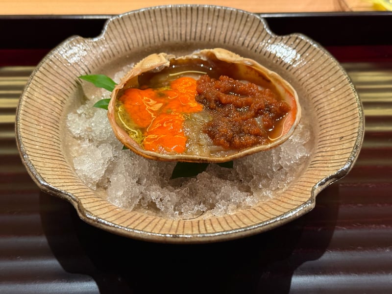 かき氷の上に甲箱ガニの甲羅。内子と外子が醤油の出汁に浸かる