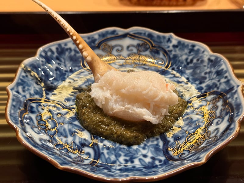 金彩の器に、濃い蟹味噌の上へほぐした身を盛る。脚の殻を匙にして添える