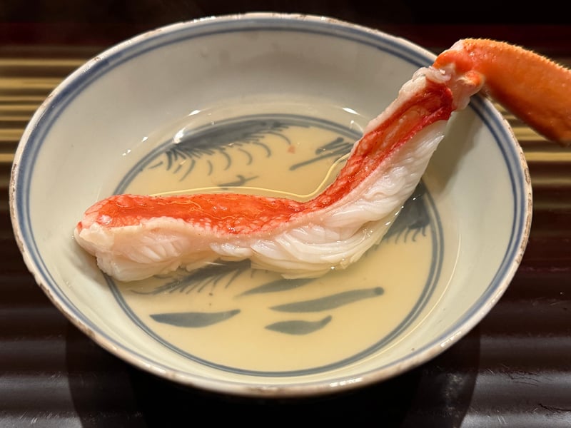 染付の椀の淡い出汁に、しゃぶしゃぶにした脚を沈める