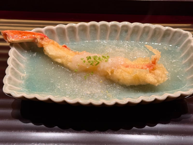青磁の皿に蟹の天ぷら。かぶらのおろしをたっぷりかけ、青ねぎを散らす