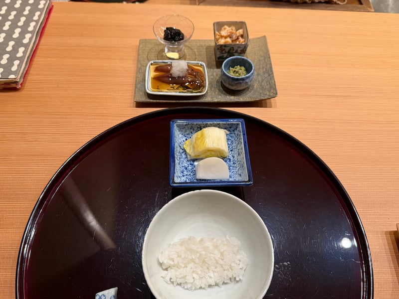 膳の白飯と香の物、奥にご飯のお供が4種