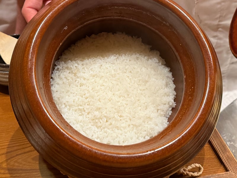 飴釉のおひつに炊きあがった白飯