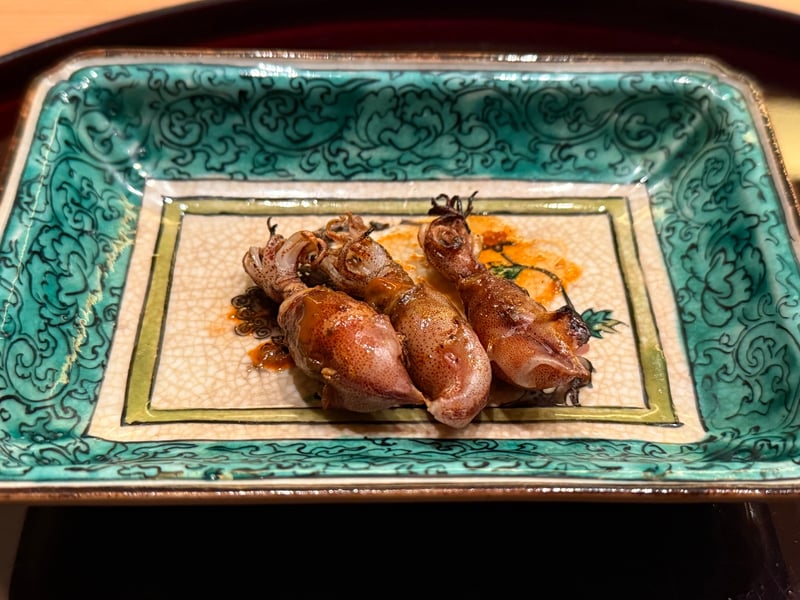 同じ皿に、さらに焼いて焦げ目のついたホタルイカ
