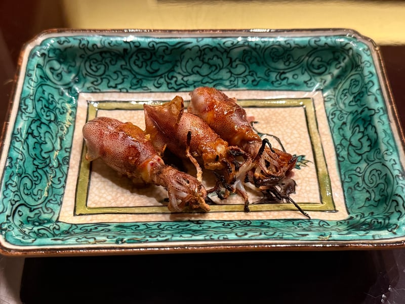 九谷の緑の長皿に、炭火で焼いたホタルイカが3杯