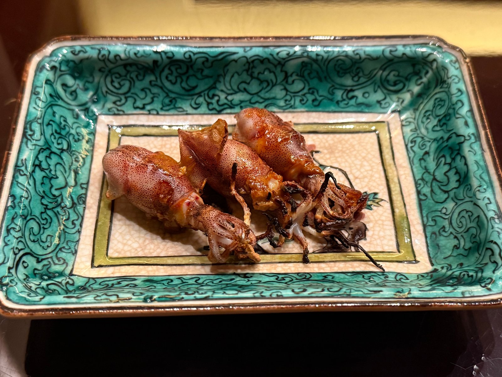 九谷の緑の長皿に、炭火で焼いたホタルイカが3杯