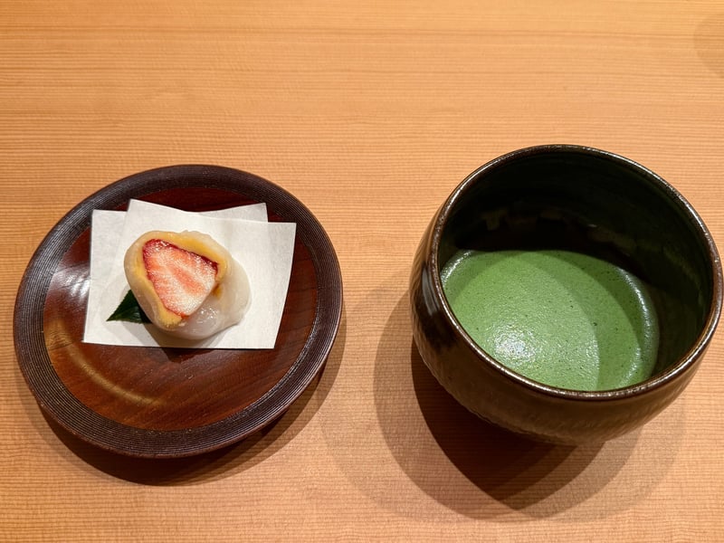 木の皿に苺大福、隣に抹茶の茶碗