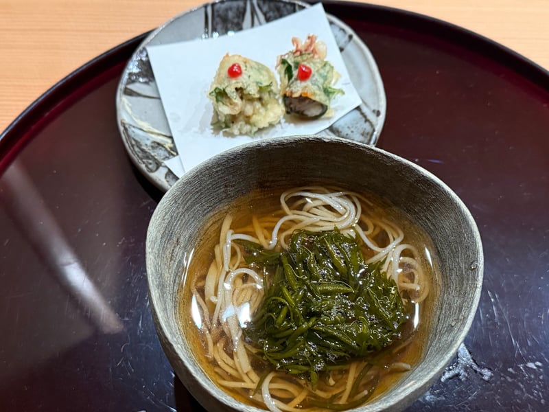 灰釉の碗に素麺とながらも。奥の皿にホタルイカの天ぷらが2つ、梅肉を載せて