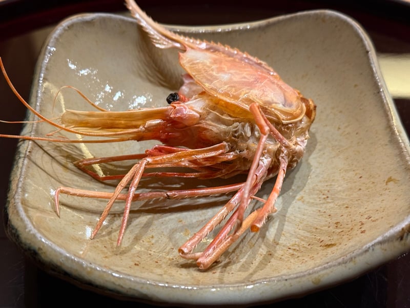 灰釉の皿に、殻を開いた富山海老の頭
