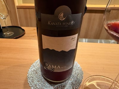 カナタワイナリー YAMA ロゼ メルロー 2023 のボトルとグラス