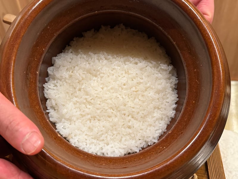 炊き上がった白飯を入れた土鍋