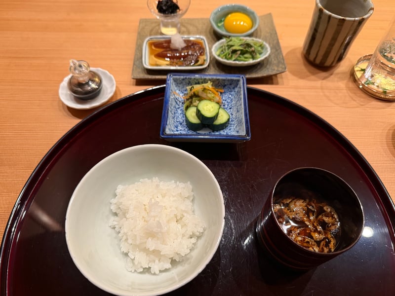 白飯と味噌汁、香の物に、卵黄・こしあぶらのおひたし・海苔の佃煮・ホタルイカの膳