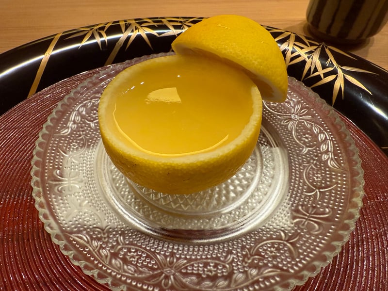 皮を器にした日向夏のゼリーと、ガラスの皿