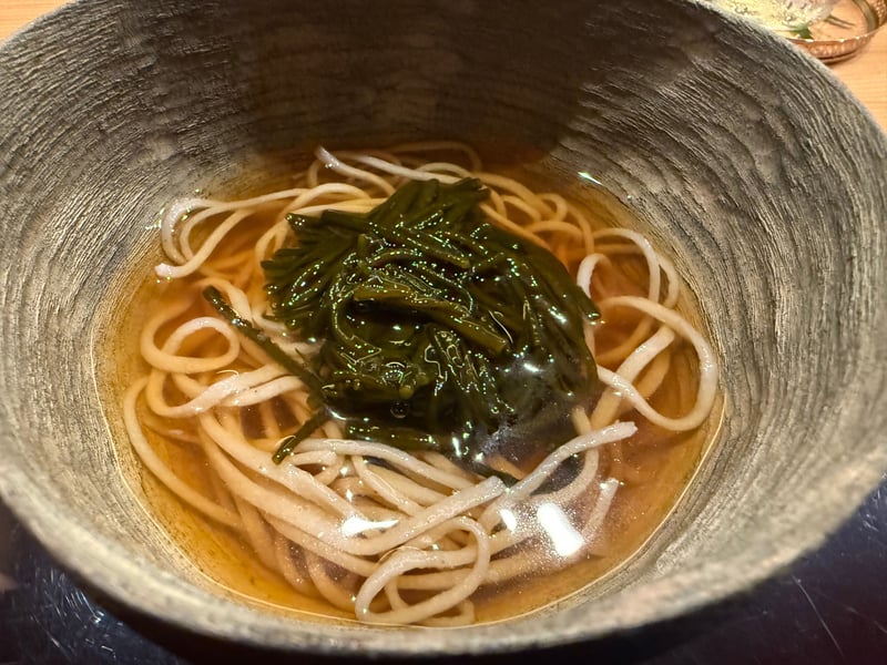 灰色の鉢に張った冷たい出汁と細い麺、上にのせた黒もずく