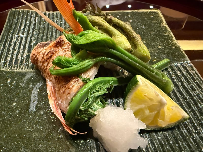緑釉の角皿に盛ったのどぐろの焼き物と、たらの芽・こごみ・こしあぶら、大根おろしとレモン