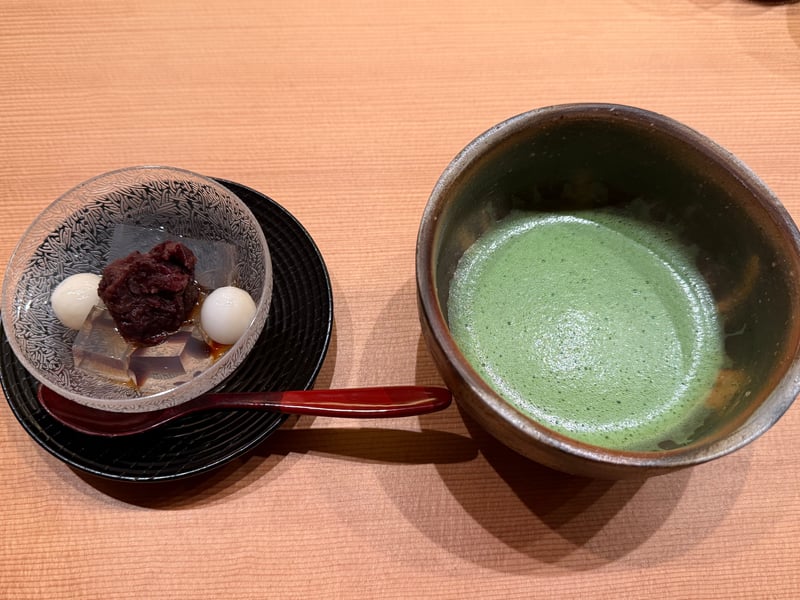 ガラスの器に盛った白玉二つと小豆、透明な寒天、隣に抹茶の碗