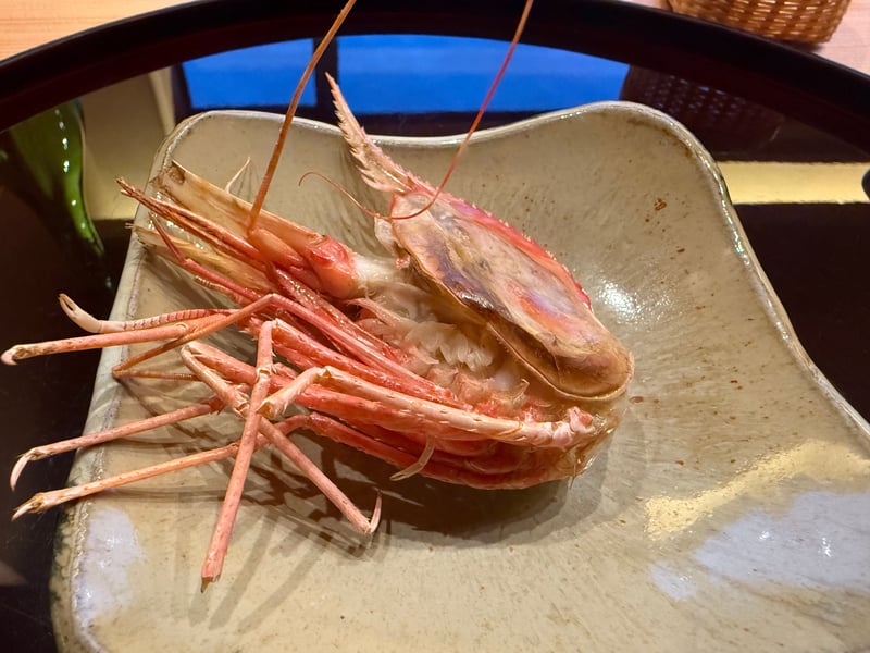 焼いた富山海老の頭と殻を盛った白い角皿
