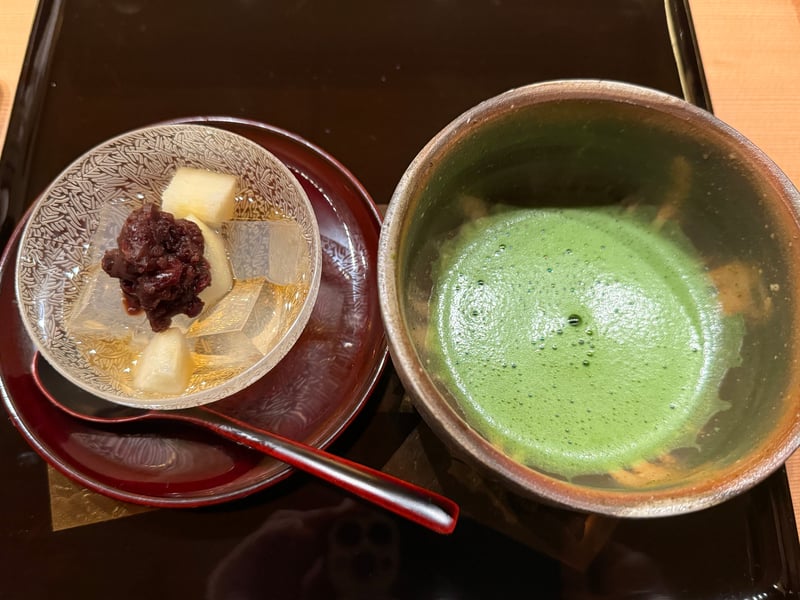 寒天と小豆を盛った切子のガラス鉢と、点てた抹茶