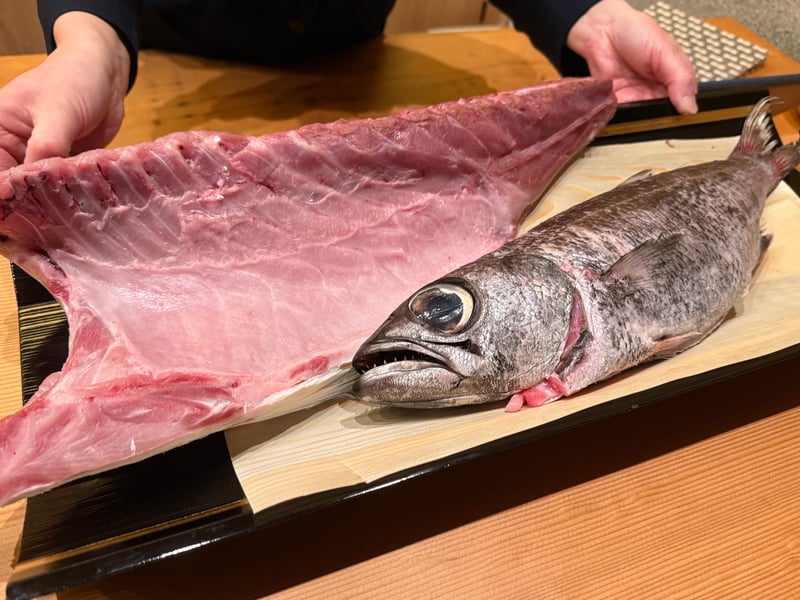 卸したぶりの身と、丸のままの黒むつをカウンターに並べたところ