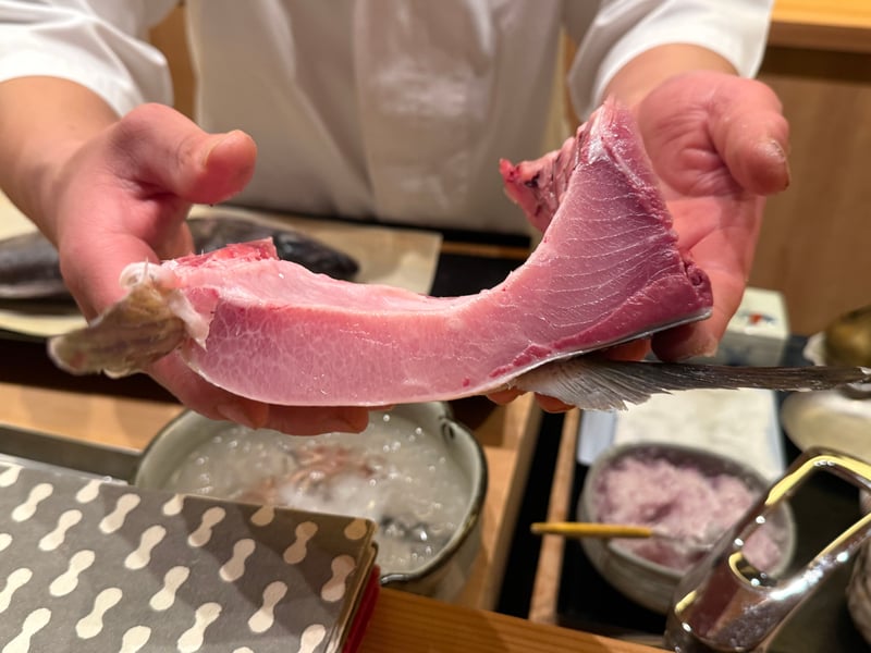 脂の入ったぶりのすなずりを手に持って見せているところ