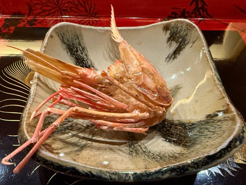 富山海老の頭と殻を平たく焼いた海老せんべい