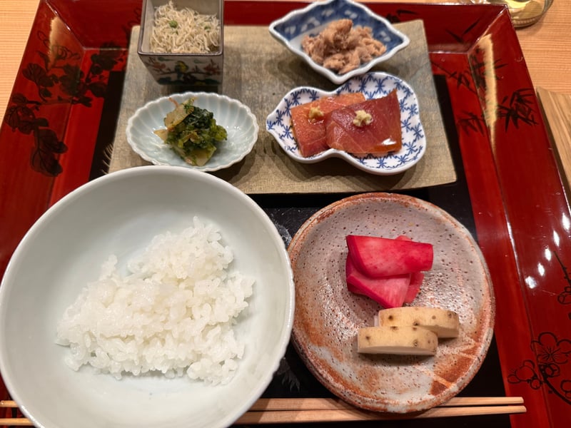 白飯と、しらす、ほぐした身、漬物、醤油に漬けた赤身を並べた膳