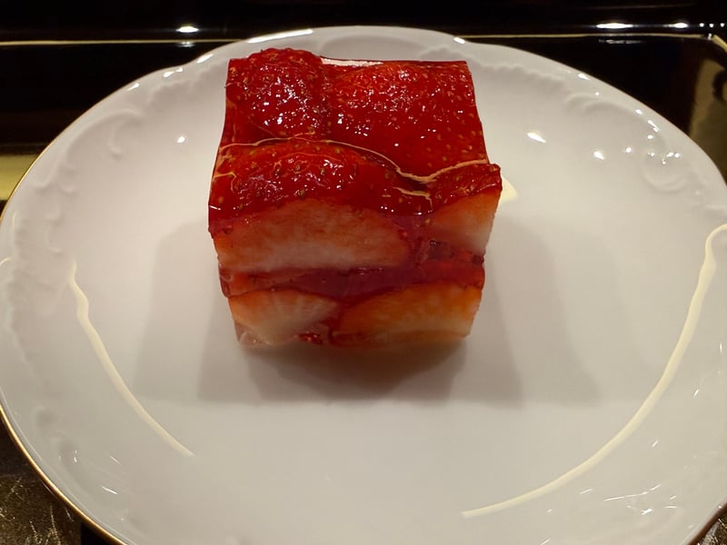 苺を重ねてゼリーで固め、四角く切った菓子