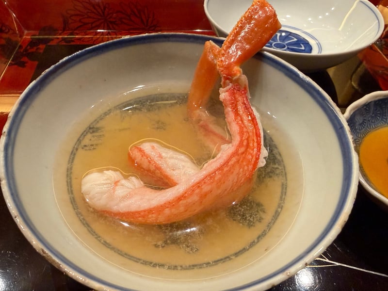 出汁を張った鉢に本ズワイガニの脚を沈めた蟹しゃぶ