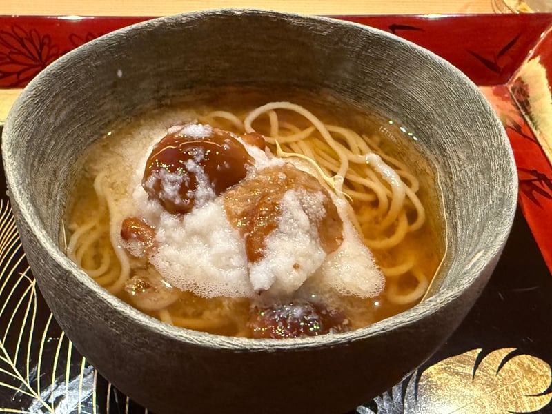 細い麺と天然なめこに辛み大根のおろしをのせた鉢