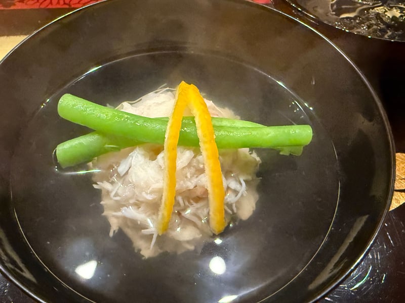 紅ずわいのしんじょうにいんげんと柚子皮を添えた椀