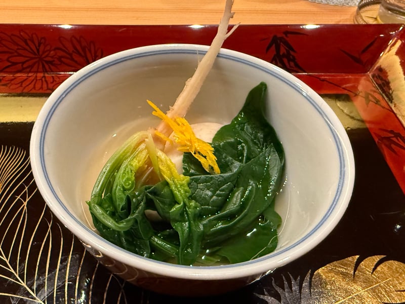 出汁で炊いた里芋に、根を付けたままのほうれん草をかぶせた小鉢