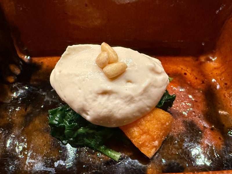 五箇山豆腐の衣をかぶせたあんぽ柿の白和えに松の実をのせた一皿