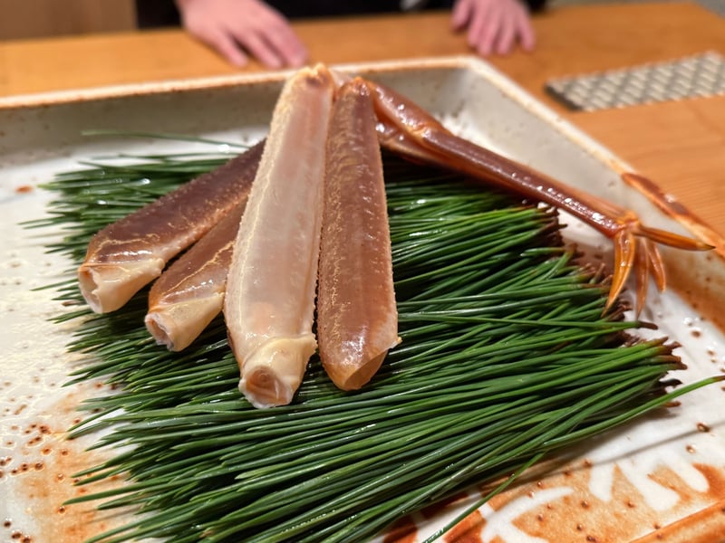 殻を外した本ズワイガニの生の脚を松葉の上に並べた大皿